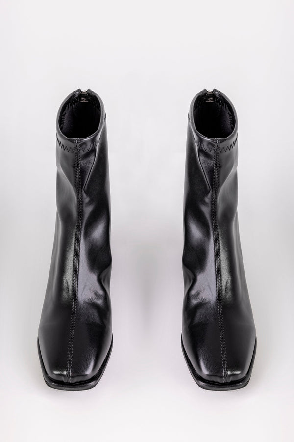 Zip back fastening boots