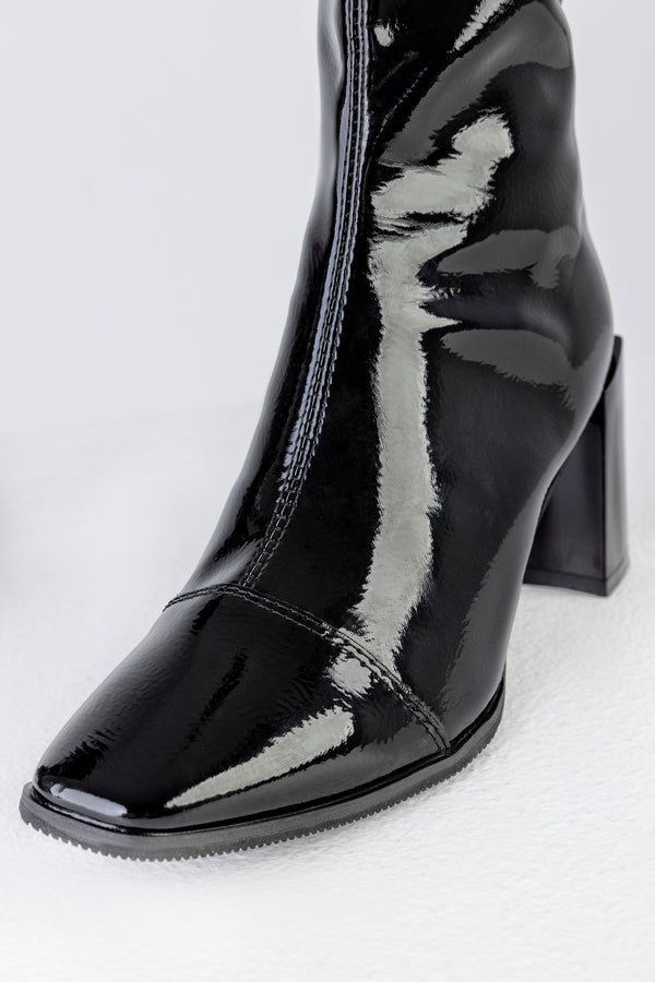 Zip back fastening boots
