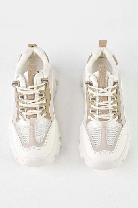 Lace-up fastening sneakers
