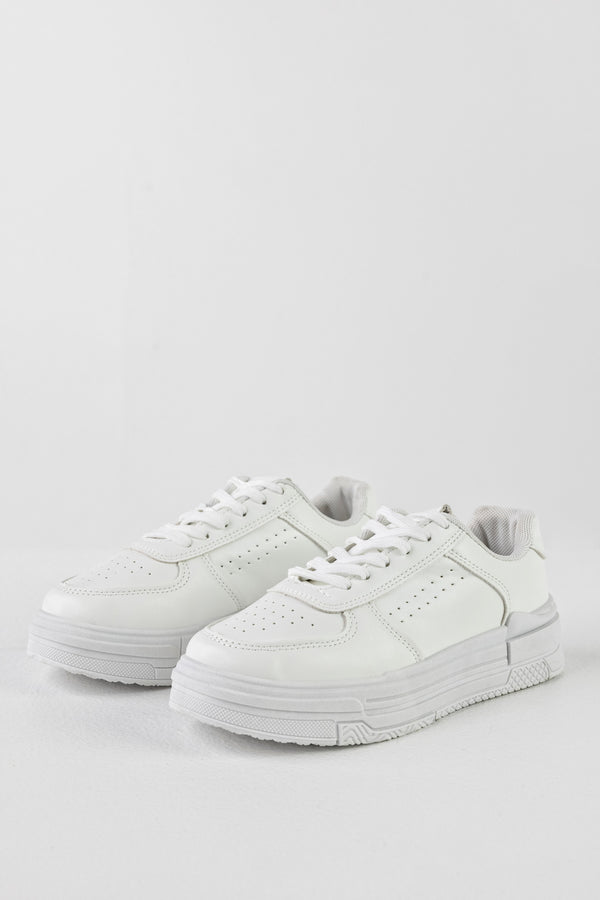 Lace-up fastening sneakers