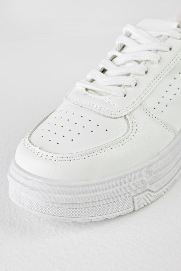 Lace-up fastening sneakers