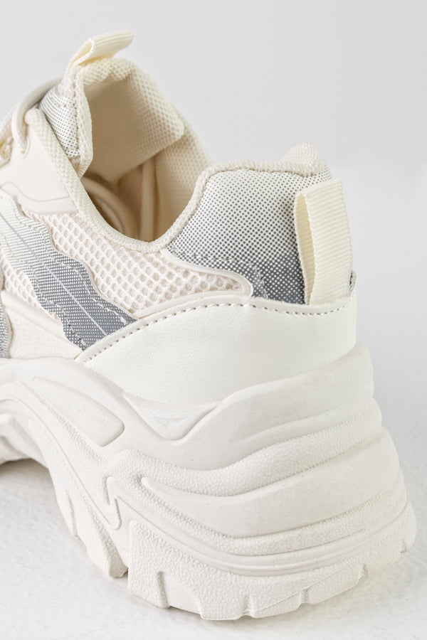 Lace-up fastening sneakers