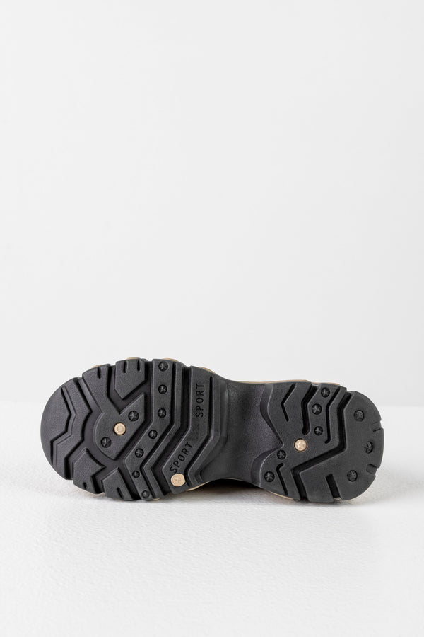 Lace-up fastening sneakers