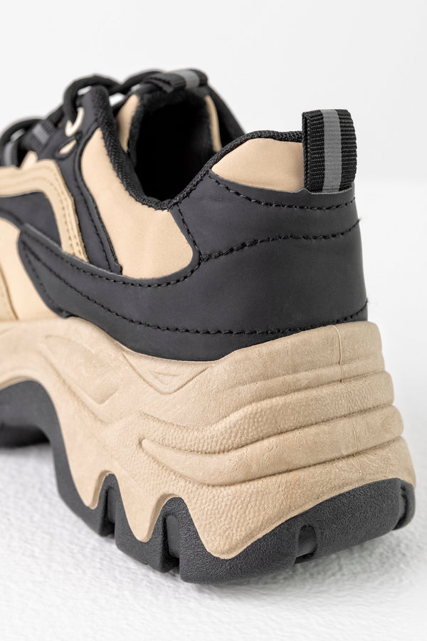 Lace-up fastening sneakers