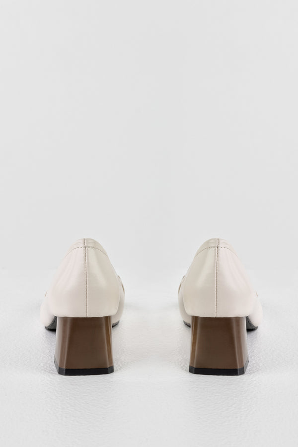 Heeled loafers with chain