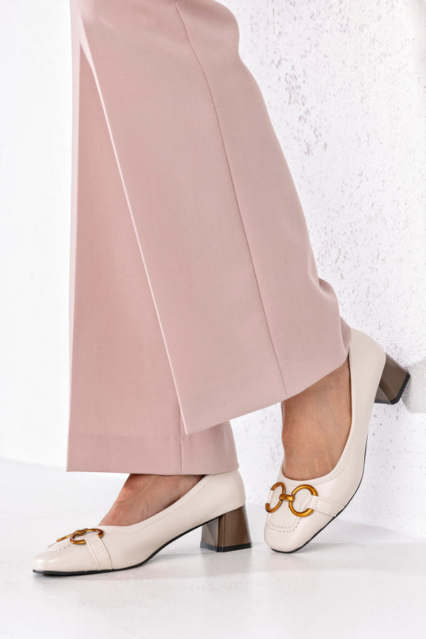 Heeled loafers with chain