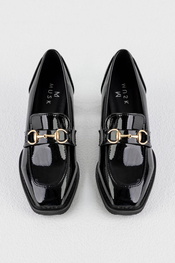 Heeled patent women shoes with chain