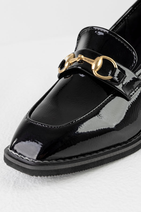Heeled patent women shoes with chain