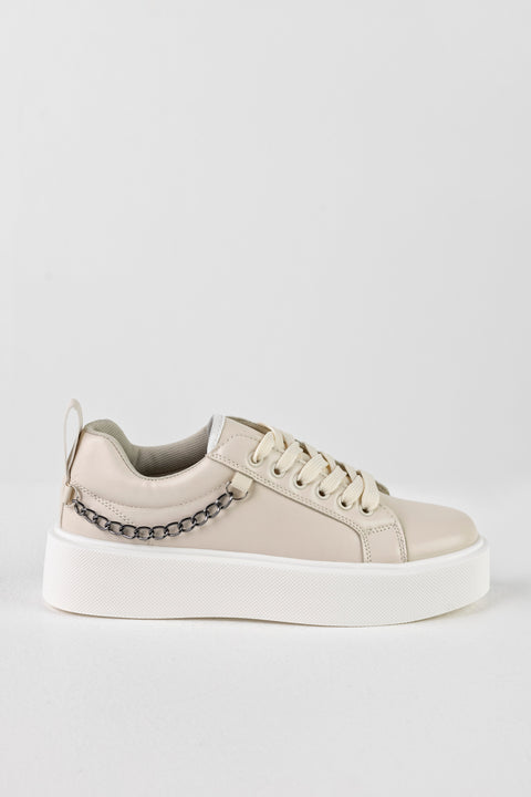 Lace-up fastening sneakers with chain on the side