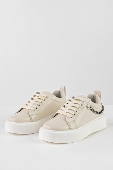 Lace-up fastening sneakers with chain on the side