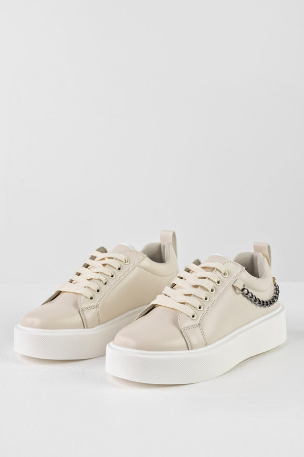 Lace-up fastening sneakers with chain on the side