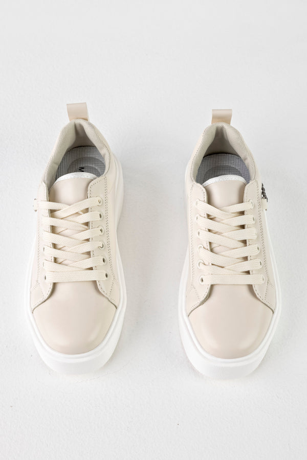 Lace-up fastening sneakers with chain on the side