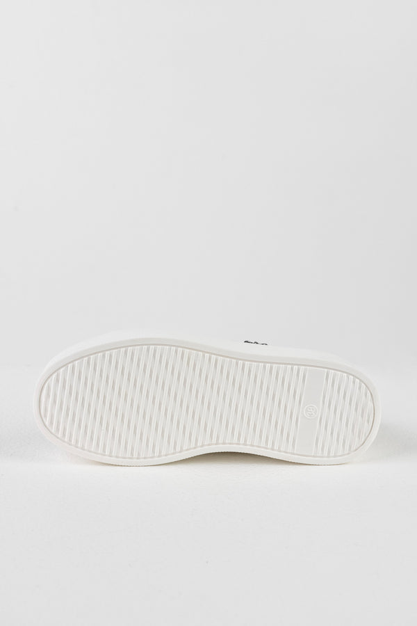 Lace-up fastening sneakers with chain on the side