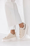 Lace-up fastening sneakers with chain on the side