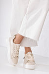 Lace-up fastening sneakers with chain on the side