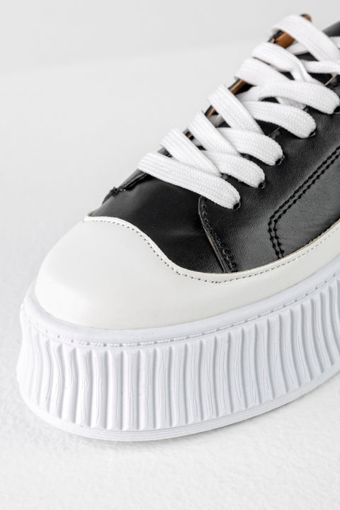Lace-up fastening sneakers