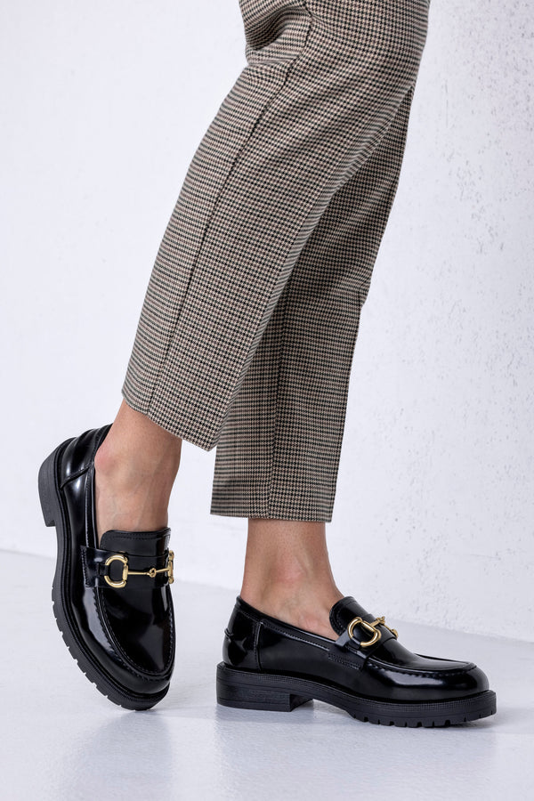 Mocassins à semelle épaisse avec chaînette