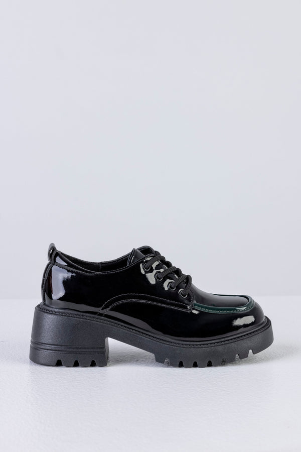 Chaussures à lacets et à semelles épaisses