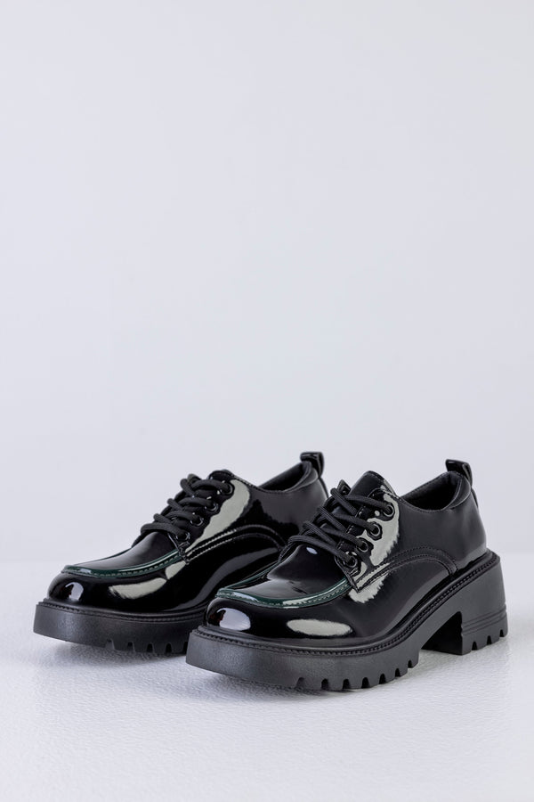 Chaussures à lacets et à semelles épaisses