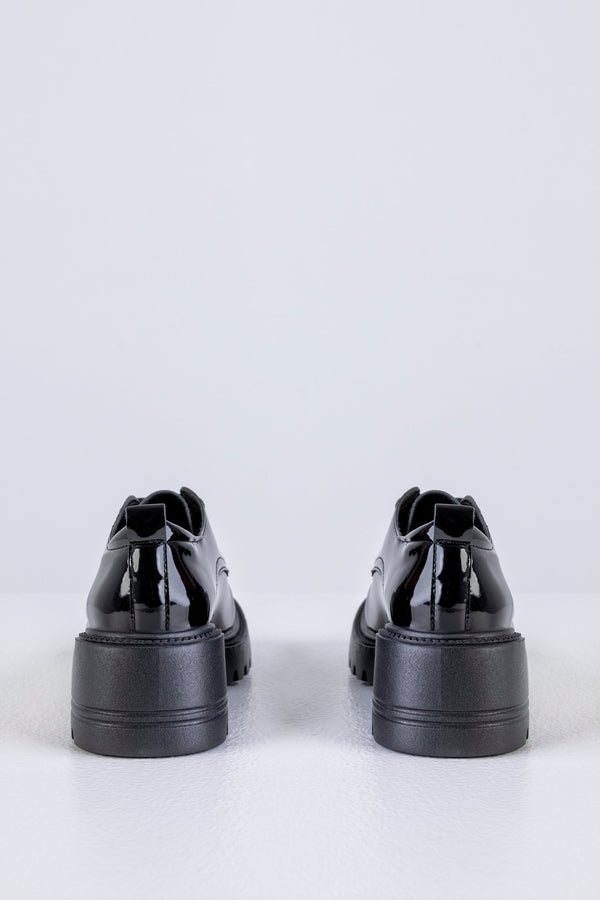 Chaussures à lacets et à semelles épaisses