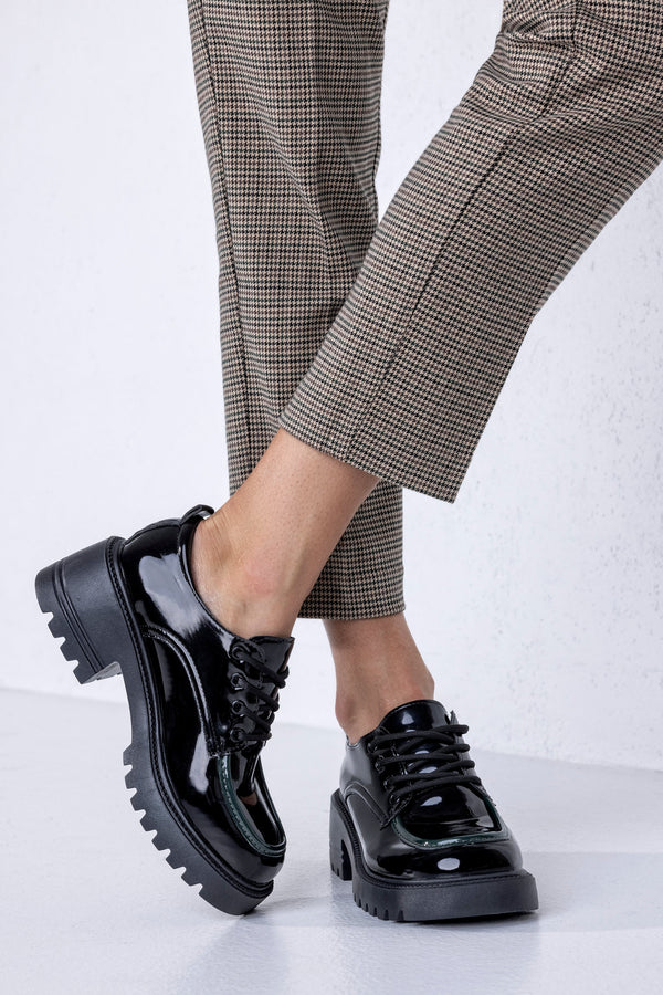 Chaussures à lacets et à semelles épaisses