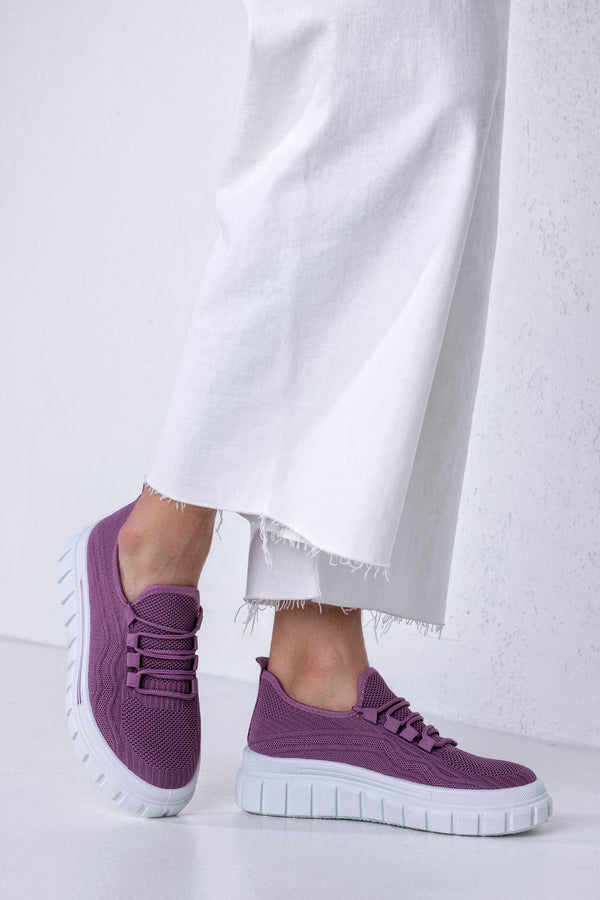 Knitted sneakers with laces