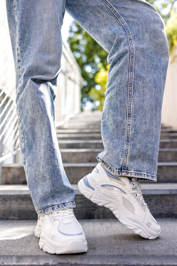 Lace-up fastening sneakers