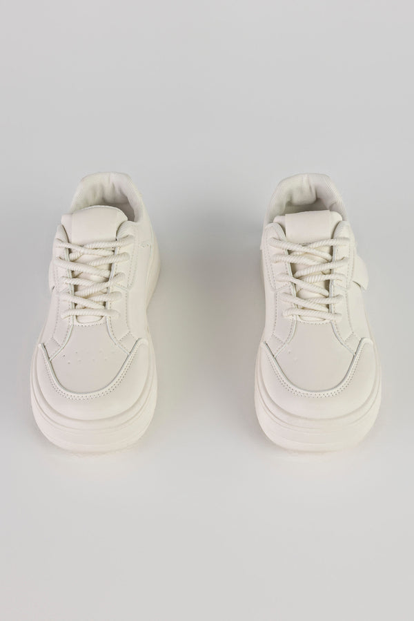 Lace-up fastening sneakers