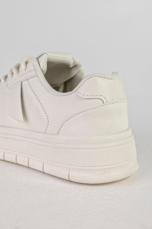 Lace-up fastening sneakers
