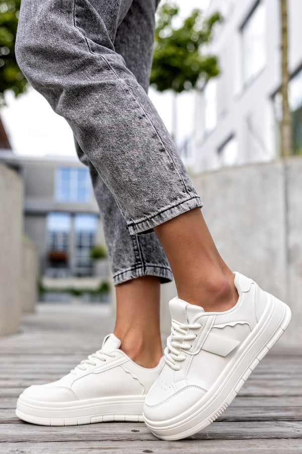 Lace-up fastening sneakers