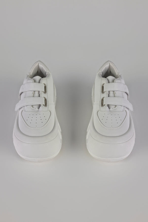 Lace-up fastening sneakers