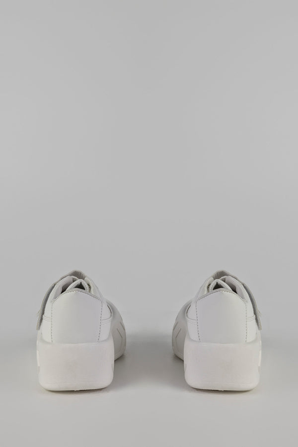 Lace-up fastening sneakers