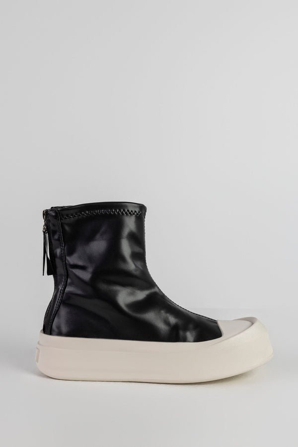 Zip back fastening boots