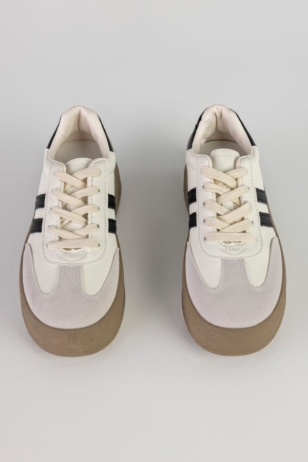 Lace-up fastening sneakers