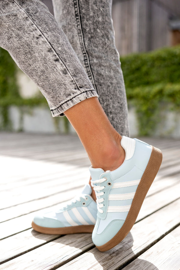 Lace-up fastening sneakers