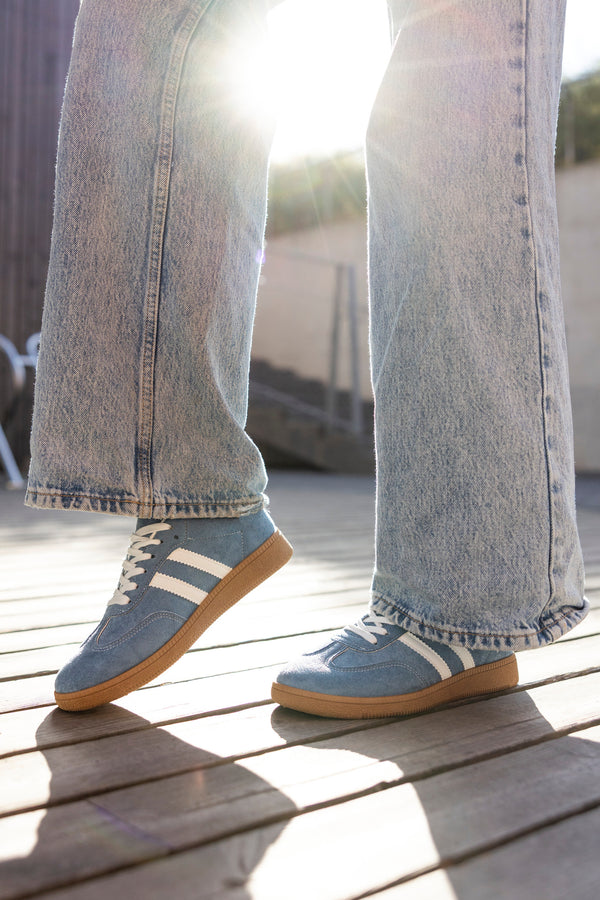 Lace-up fastening sneakers