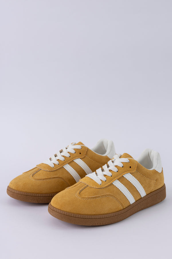 Lace-up fastening sneakers