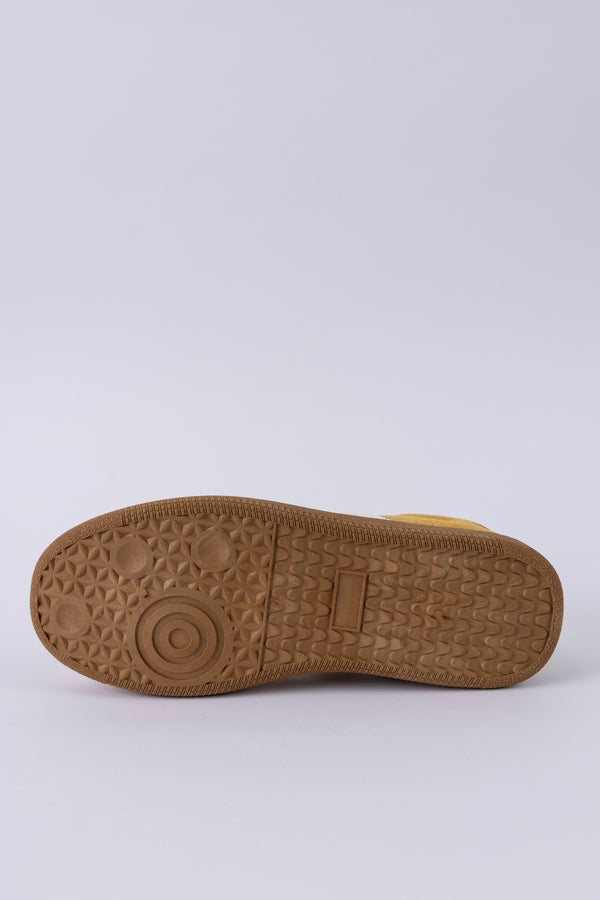 Lace-up fastening sneakers