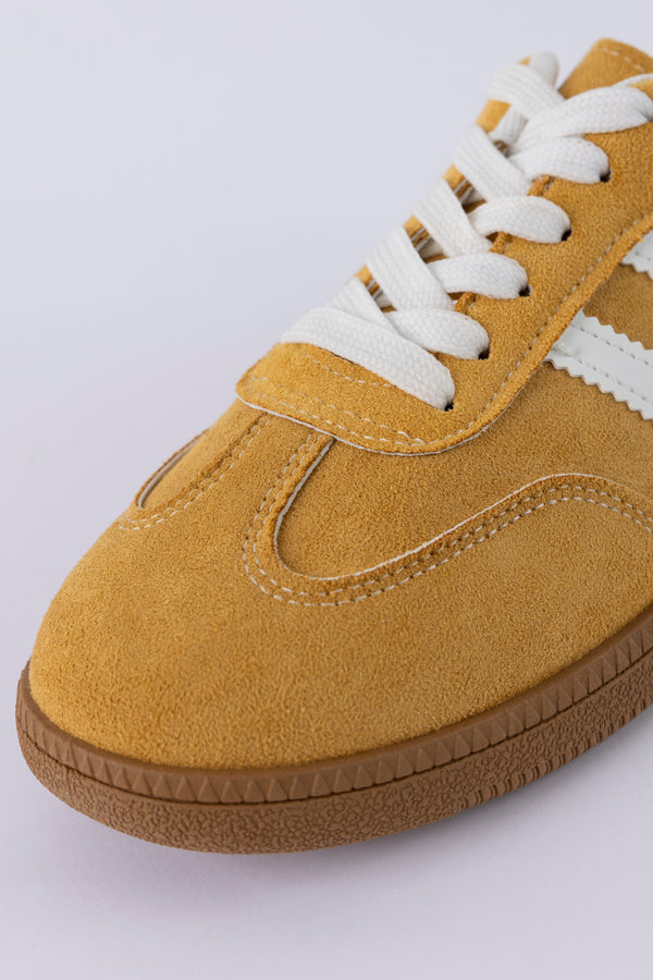 Lace-up fastening sneakers