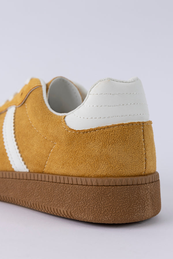 Lace-up fastening sneakers