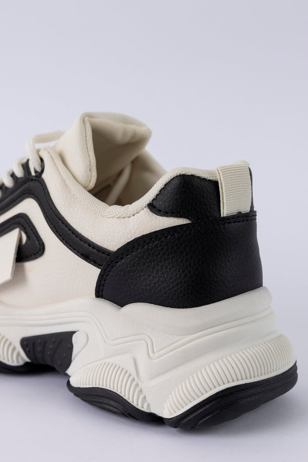 Lace-up fastening sneakers