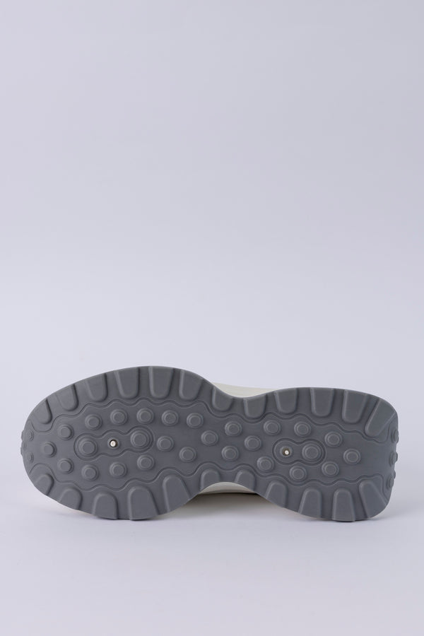 Lace-up fastening sneakers