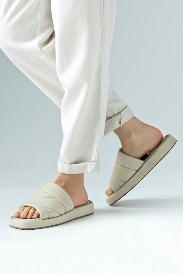 Sandales à enfiler en cuir matelassé et rembourrées