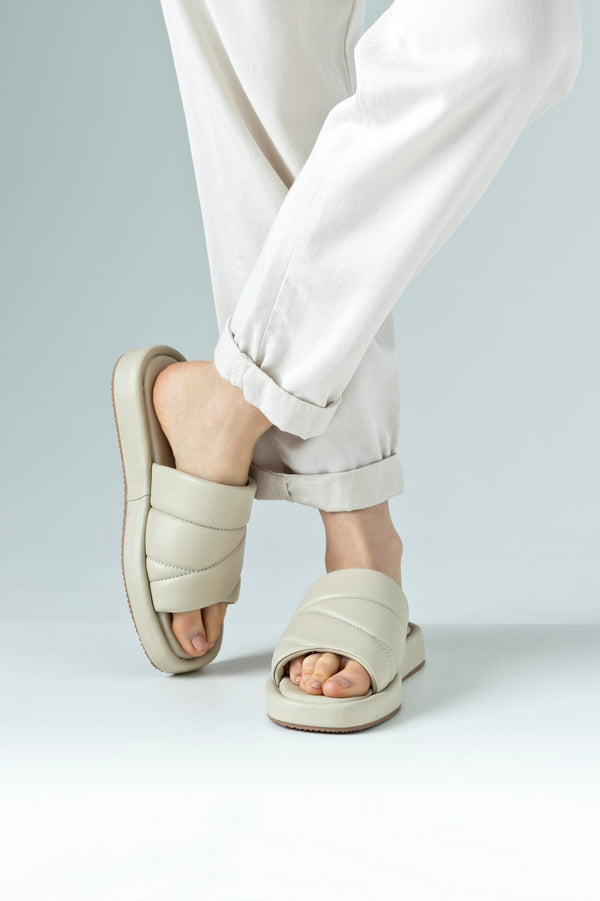 Sandales à enfiler en cuir matelassé et rembourrées