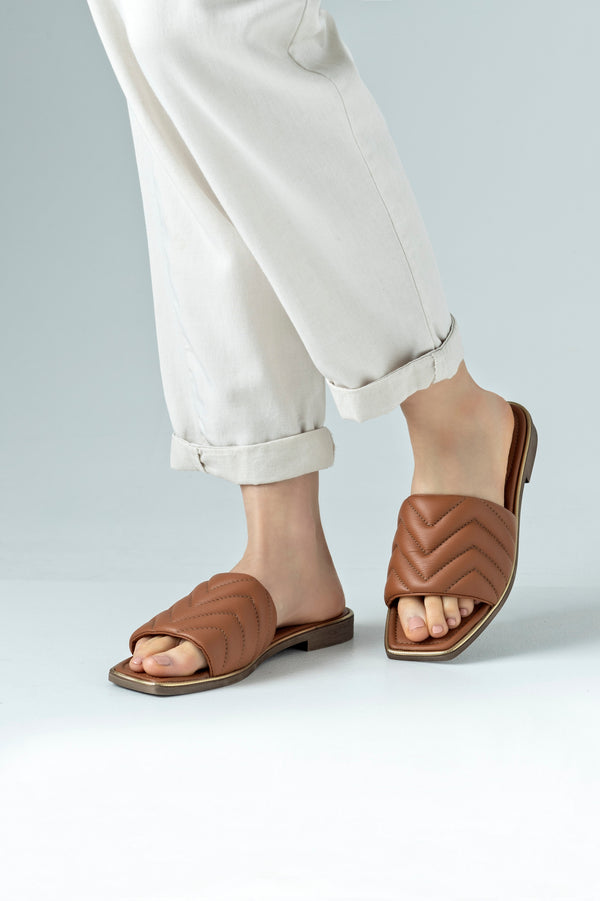 Sandales plates en cuir matelassé