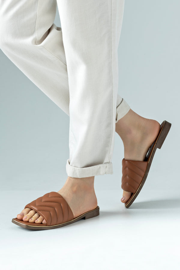 Sandales plates en cuir matelassé