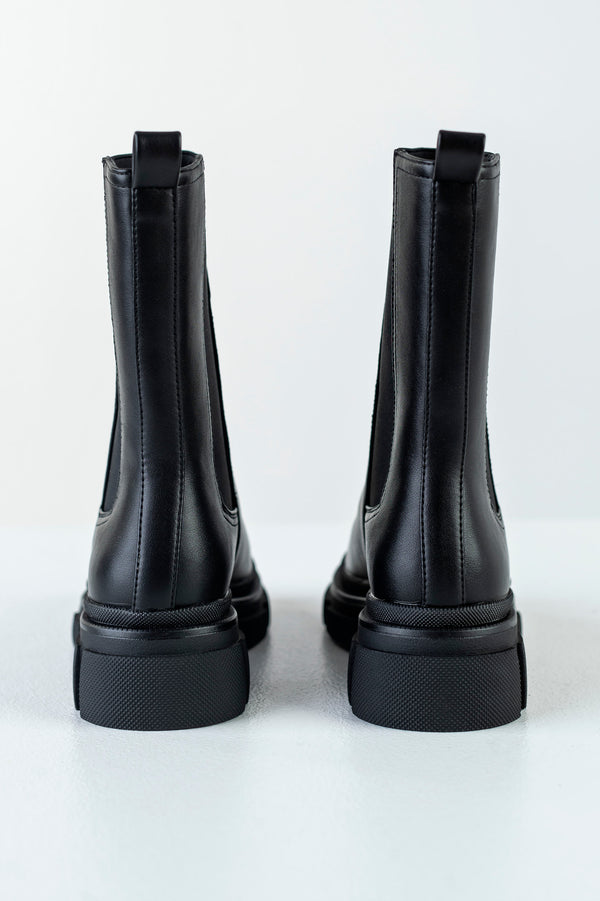 Chunky sole boots with elatic at sides