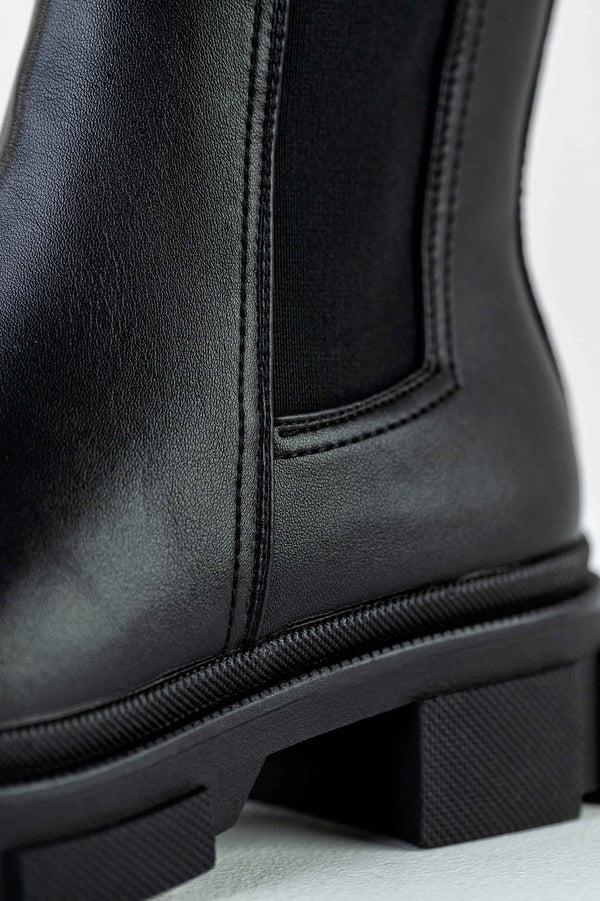 Chunky sole boots with elatic at sides