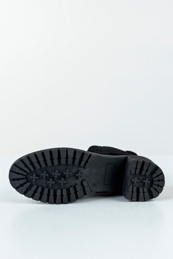 Leather boots with elastic at sides