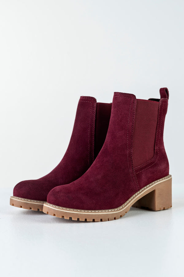 Leather boots with elastic at sides